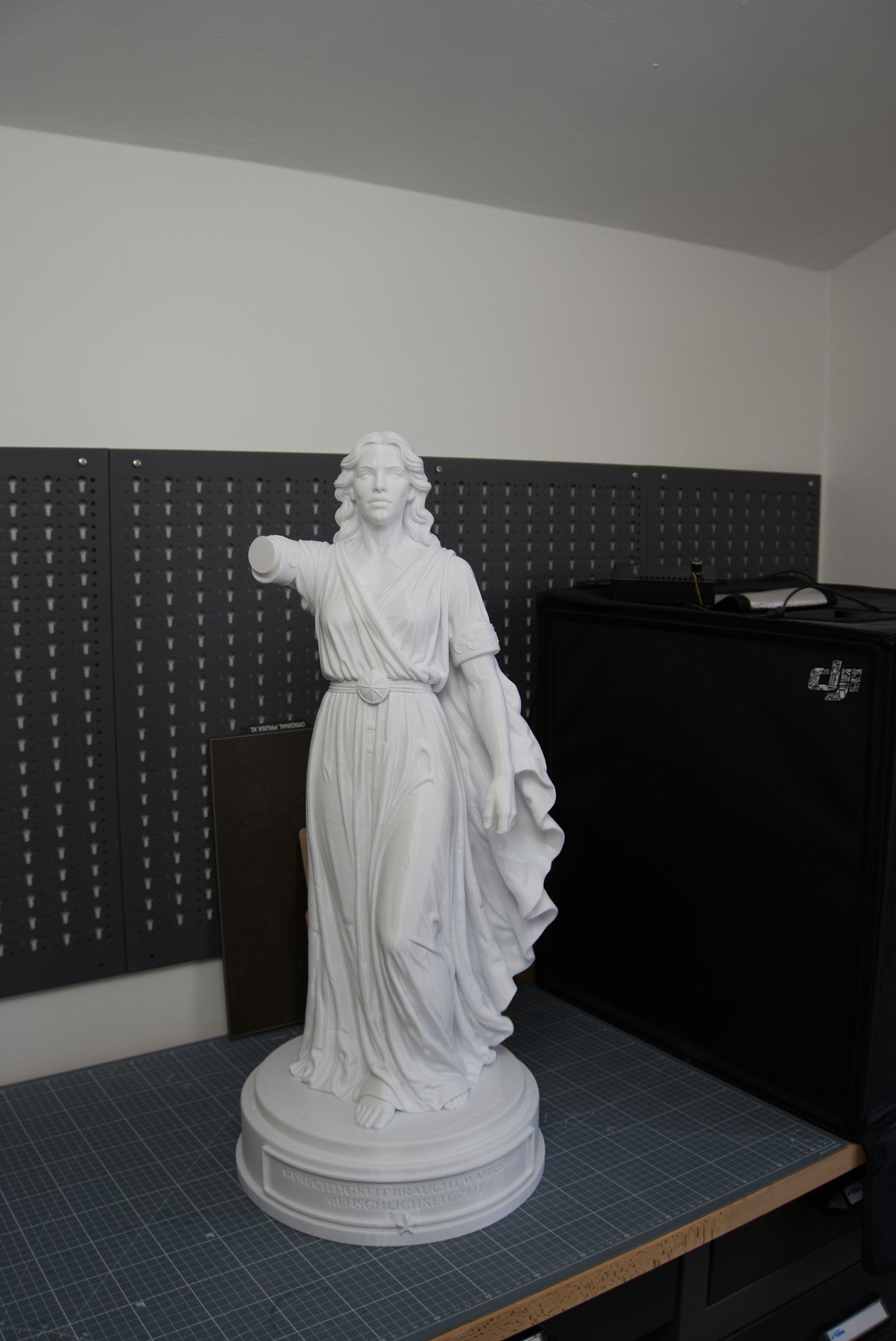 Weiße Justitia-Statue aus dem 3D-Druck, 70 cm, Frontansicht mit Sockel-Inschrift