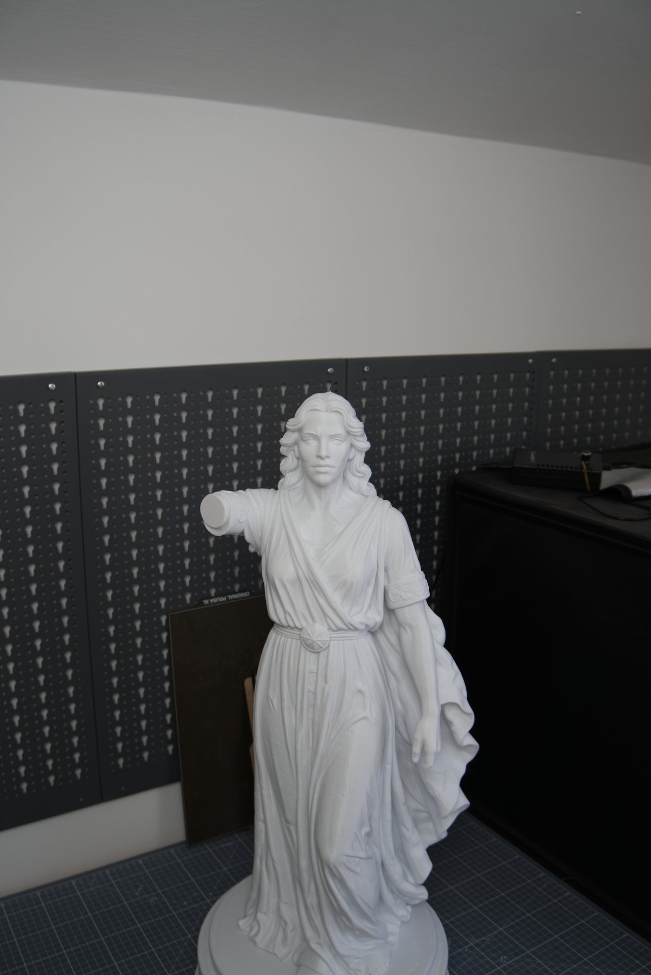 Gesicht und Oberkörper der 3D-gedruckten Justitia-Figur mit offenem Haar