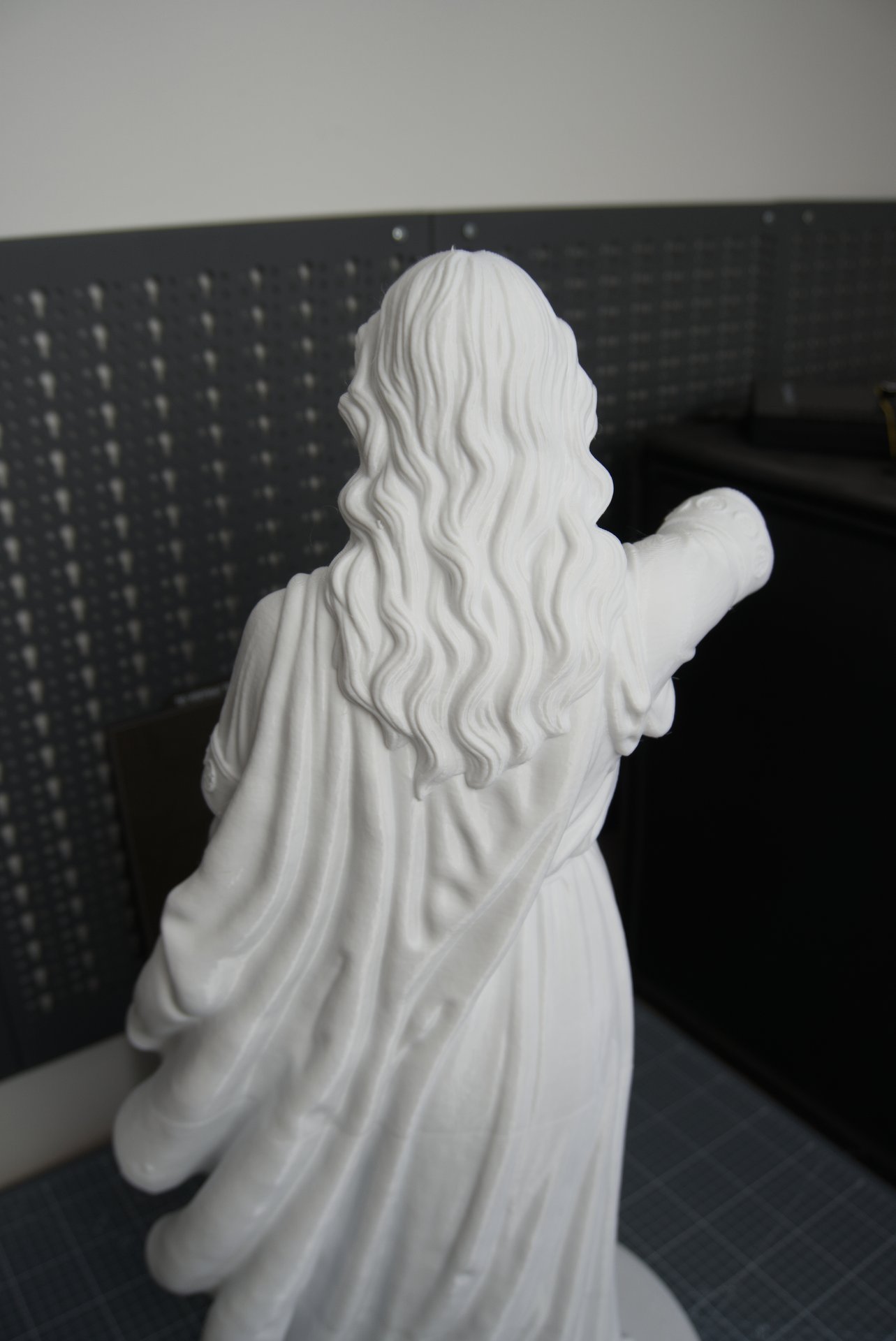 Detail der gedruckten Haarsträhnen der Justitia-Ausstellungsfigur