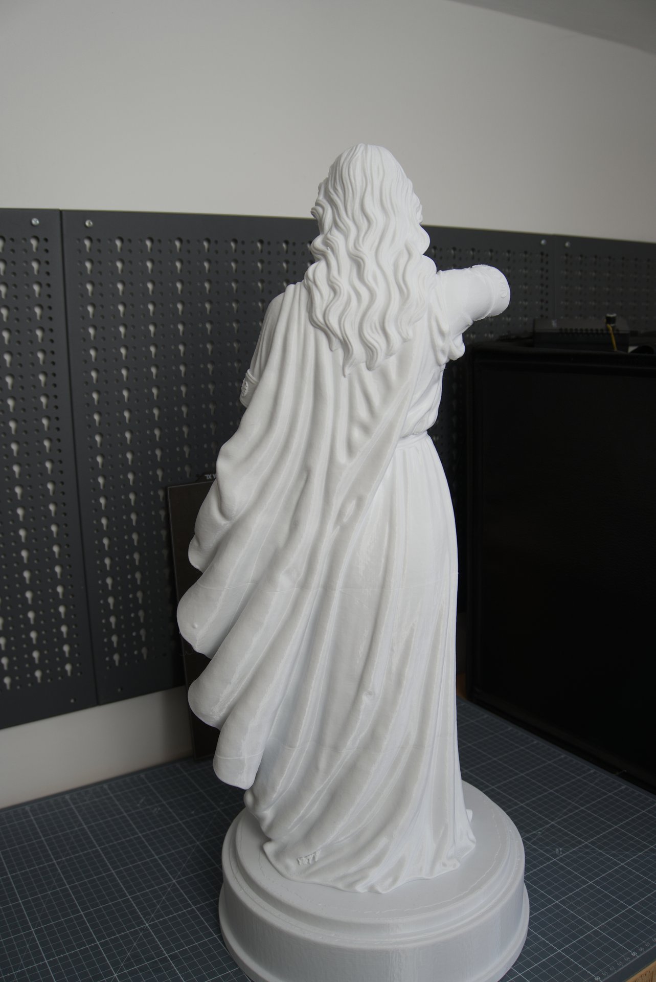 Rückansicht der Justitia mit Faltenwurf des Gewands aus weißem PETG