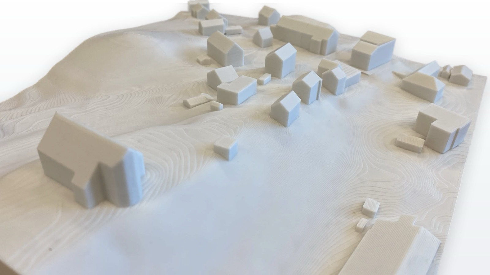 Reliefartiges Gelände des Ortsmodells mit Höhenschichten und Gebäuden aus dem 3D-Druck