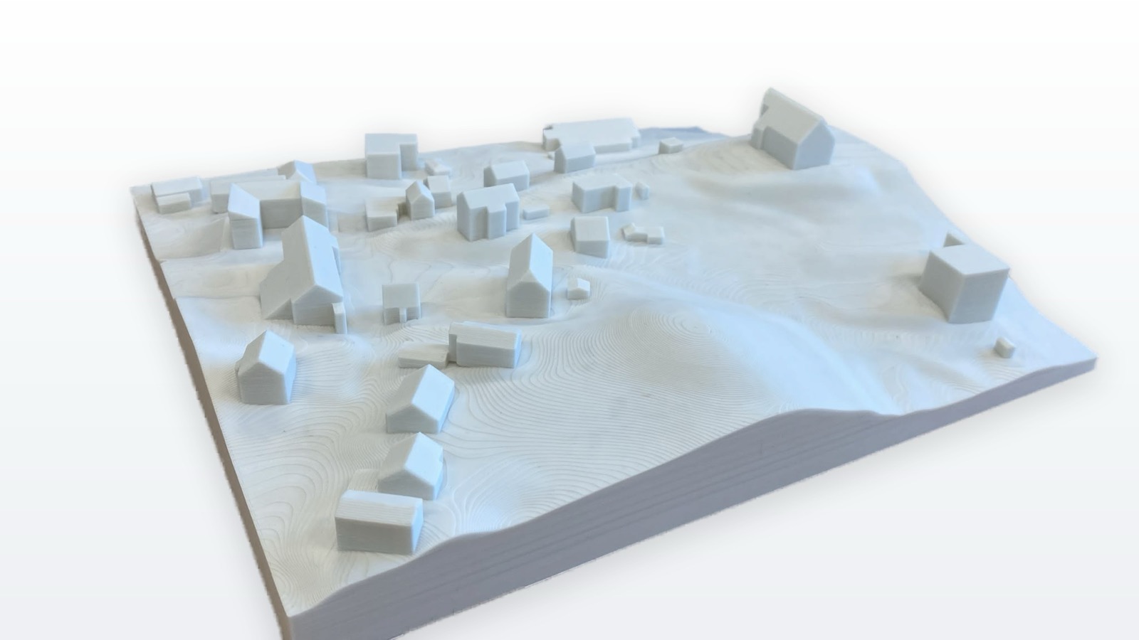 Fertiges 3D-gedrucktes Ortsmodell aus weißem PLA vor weißem Studio-Hintergrund
