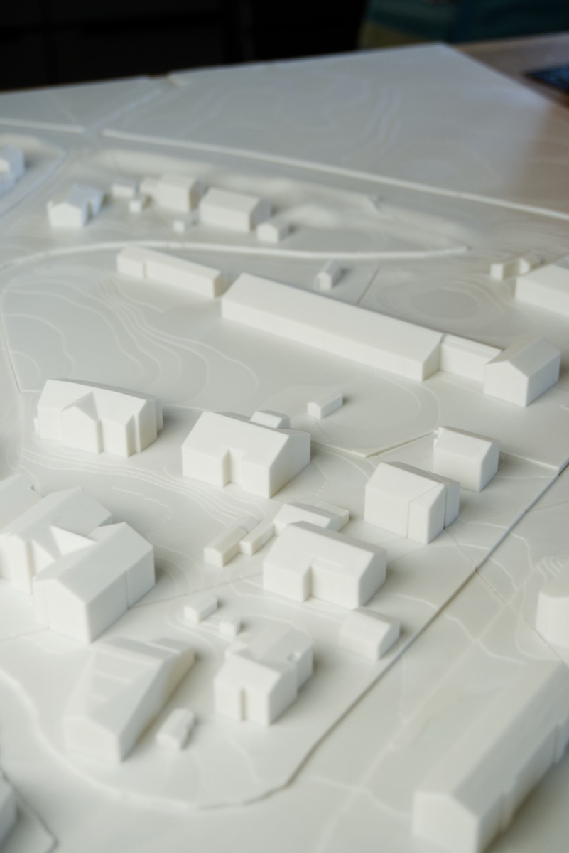 Detail des Ortsmodells mit Höhenlinien, Straßenverlauf und Gebäuden