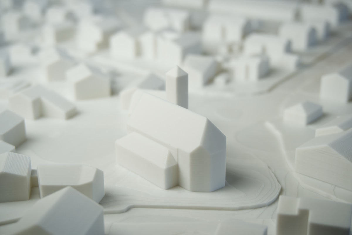 Kirche im Zentrum des 3D-gedruckten Ortsmodells im Maßstab 1:500