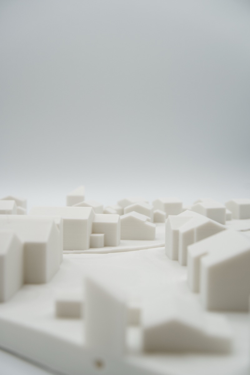 Blick über das weiße Ortsmodell, Häuser im Maßstab 1:500 aus PLA