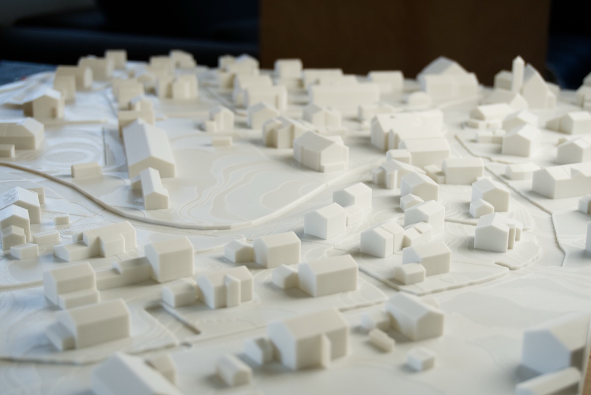 Übersicht des weißen Ortsmodells mit Bebauung, Straßen und Gelände