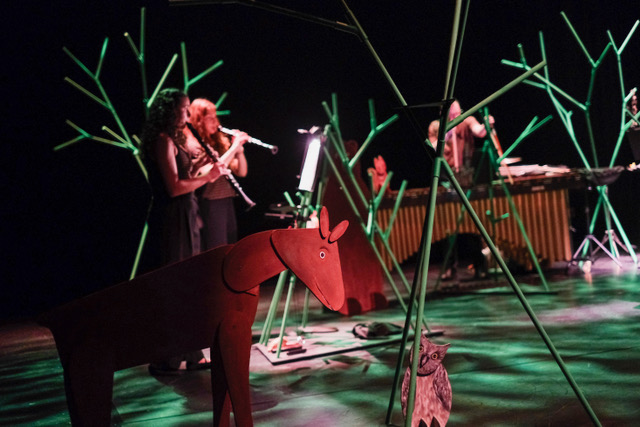 Musikerinnen und Figuren im Bühnenbild der Produktion Zackbumm