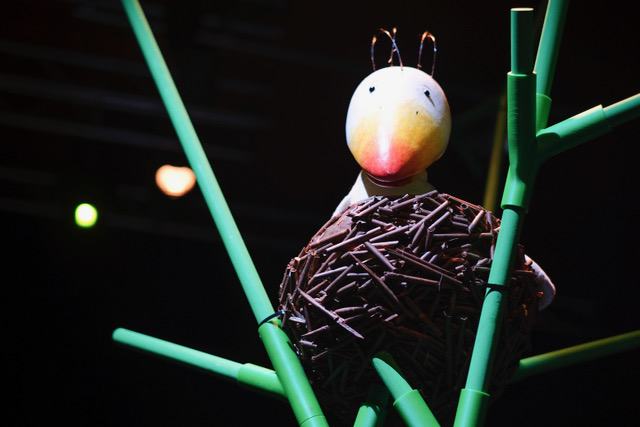 Vogelfigur mit gedrucktem Kopf im Bühnenbild der Theaterproduktion Zackbumm