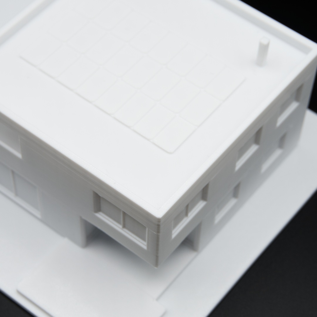 Detail des Flachdachs mit PV-Feld und Attikakante am Architekturmodell 1:100