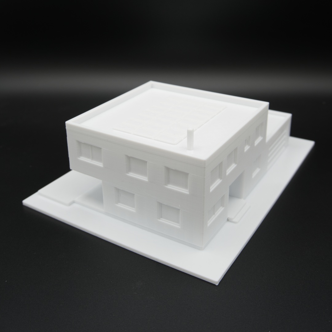 Straßenseite des Einfamilienhaus-Modells 1:100 mit Fensterfaschen, Eingang und Zufahrt